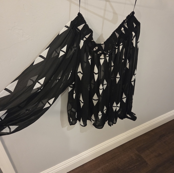 NWT H&M Black and White Sheer Geometric Blouse - Picture 3 of 7
